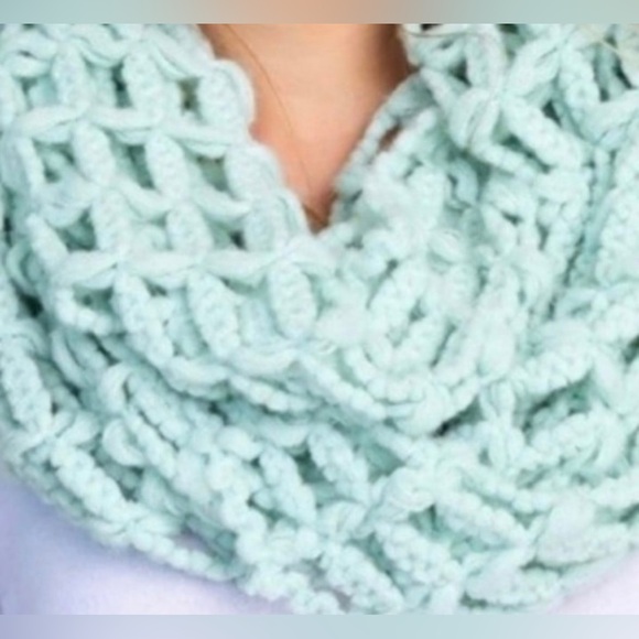 L.I.B New York Women’s Mint Color infinity Scarf - Picture 1 of 5